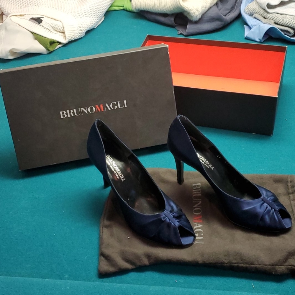 *BRUNO MAGLI NAVY STILETTO IN BOX/BAG*